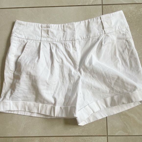 Low rise white shorts 10. Light stretch. - Picture 2 of 4